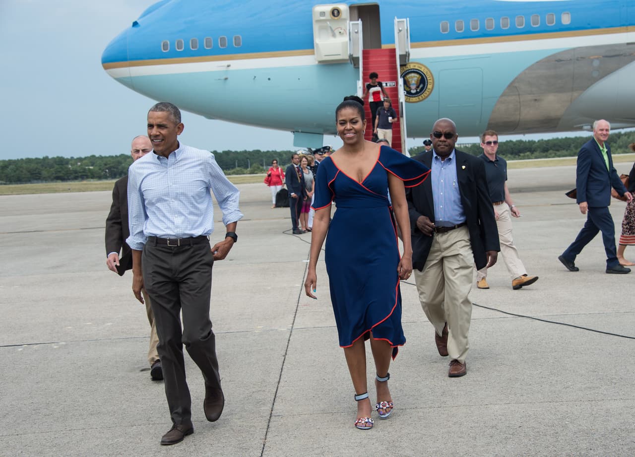 Ni siquiera en vacaciones Michelle Obama se olvidó de la moda. En agosto de 2016, en su llegada a la isla de Martha’s Vineyard, lució un 
<i>'wrap dress' </i>azul marino con ribetes naranja que accesorizó con unas sandalias de 900 dólares de la marca Fendi.