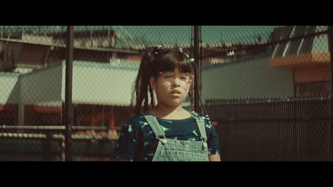 "Hay un montón de gente sufriendo por esa intolerancia en todo el mundo, por su condición sexual, por su raza, por su condición social, por su edad, por una cantidad de cosas", le comentó Li a Univision hace poco.