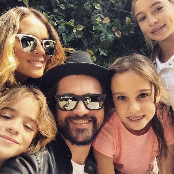 Juanes junto a Karen Martínez han procreado a tres hijos: Dante, Luna y Paloma quienes poco a poco van haciendo sus pininos en las artes, tocan algunos intrumentos y ha entrenado su voz para cantar.