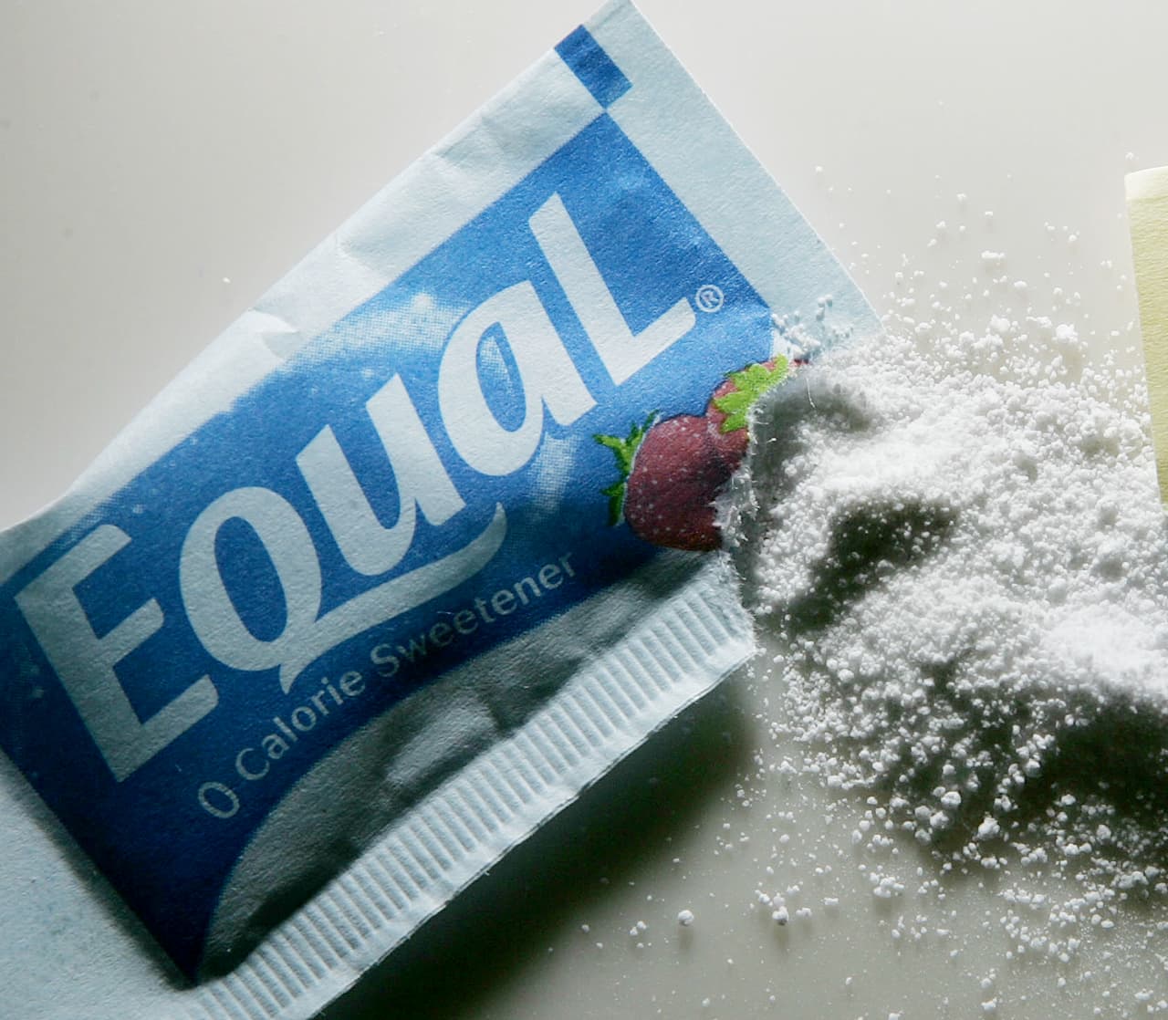 <b>Aspartame / Equal o NutraSweet (paquete azul)</b>
<br>También conocido como aspartamo, es uno de los ocho edulcorantes artificiales aprobados por la FDA desde 1981. Se comercializa con marcas como Equal, NutraSweet o Canderel, y aunque tiene calorías, se usa en cantidades mucho más bajas pues es 200 veces más dulce. Puede ser usado por
<a href="http://www.univision.com/noticias/elige-estar-bien-diabetes/el-consumo-excesivo-de-papa-eleva-el-riesgo-de-diabetes">personas diabéticas</a>.
<br>
<br>Aporte calórico: 2.5 calorías para endulzar el equivalente a 100 gramos de azúcar.
<br>