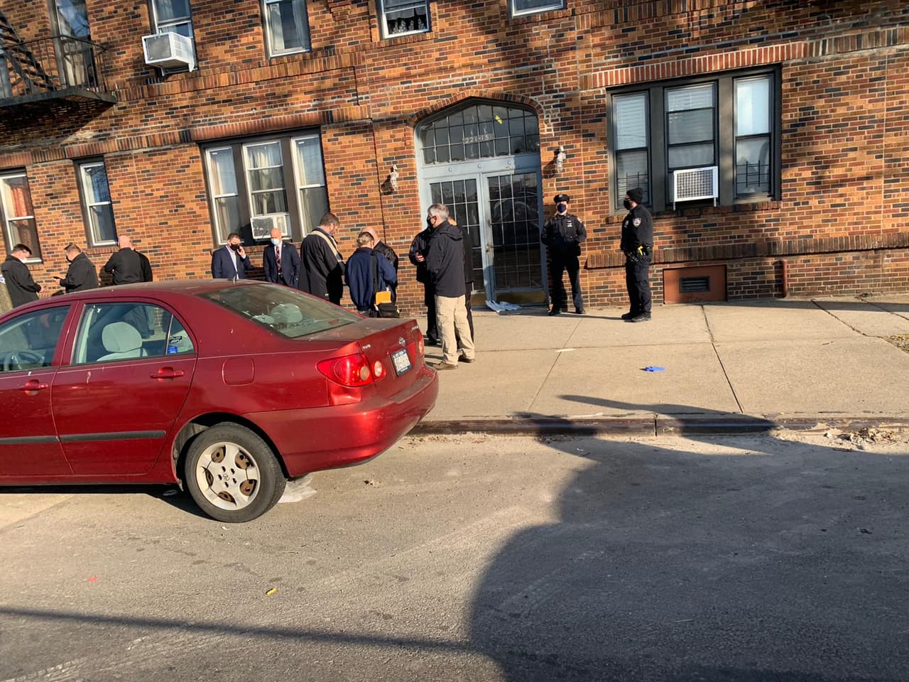 Hombre acusado de asesinar a su padre en Queens dice que vio salir un "humo negro" de su cuerpo