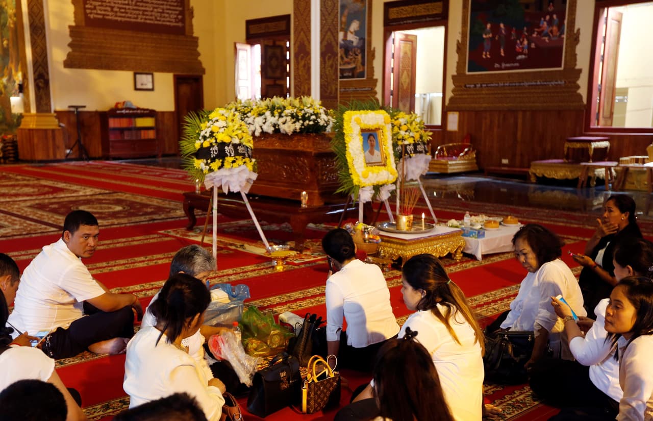Este lunes, mientras el príncipe Norodom Ranariddh luchaba por su vida, familiares y amigos le daban el último adiós a Ouk Phalla.