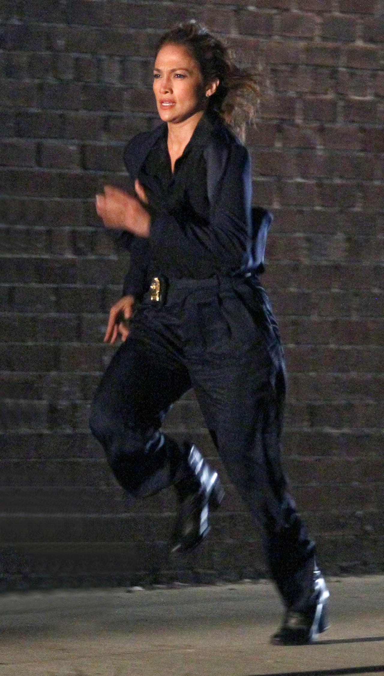 ¡No es fácil correr con esos zapatos, señores!