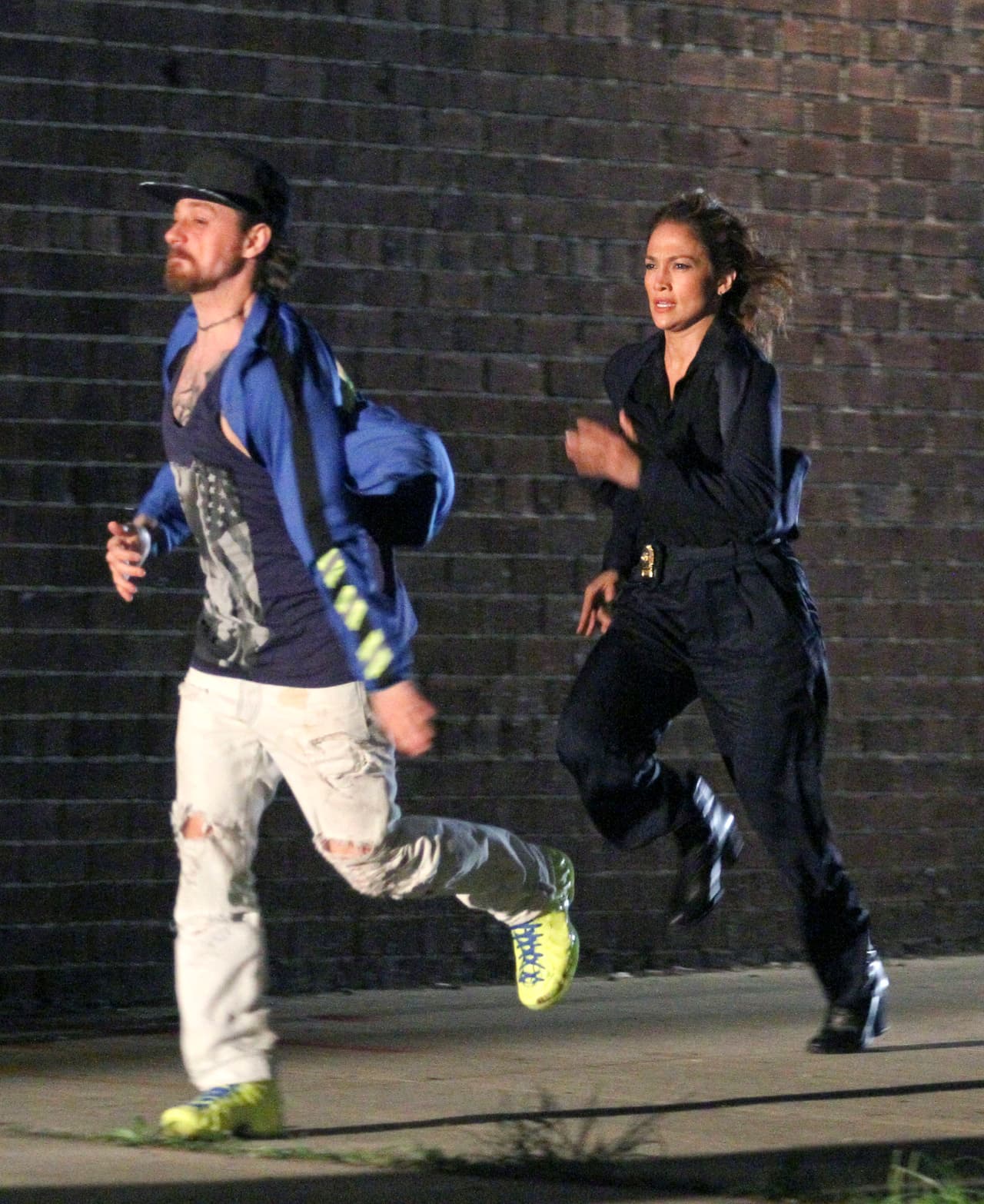 En ella interpreta a un agente de la ley.