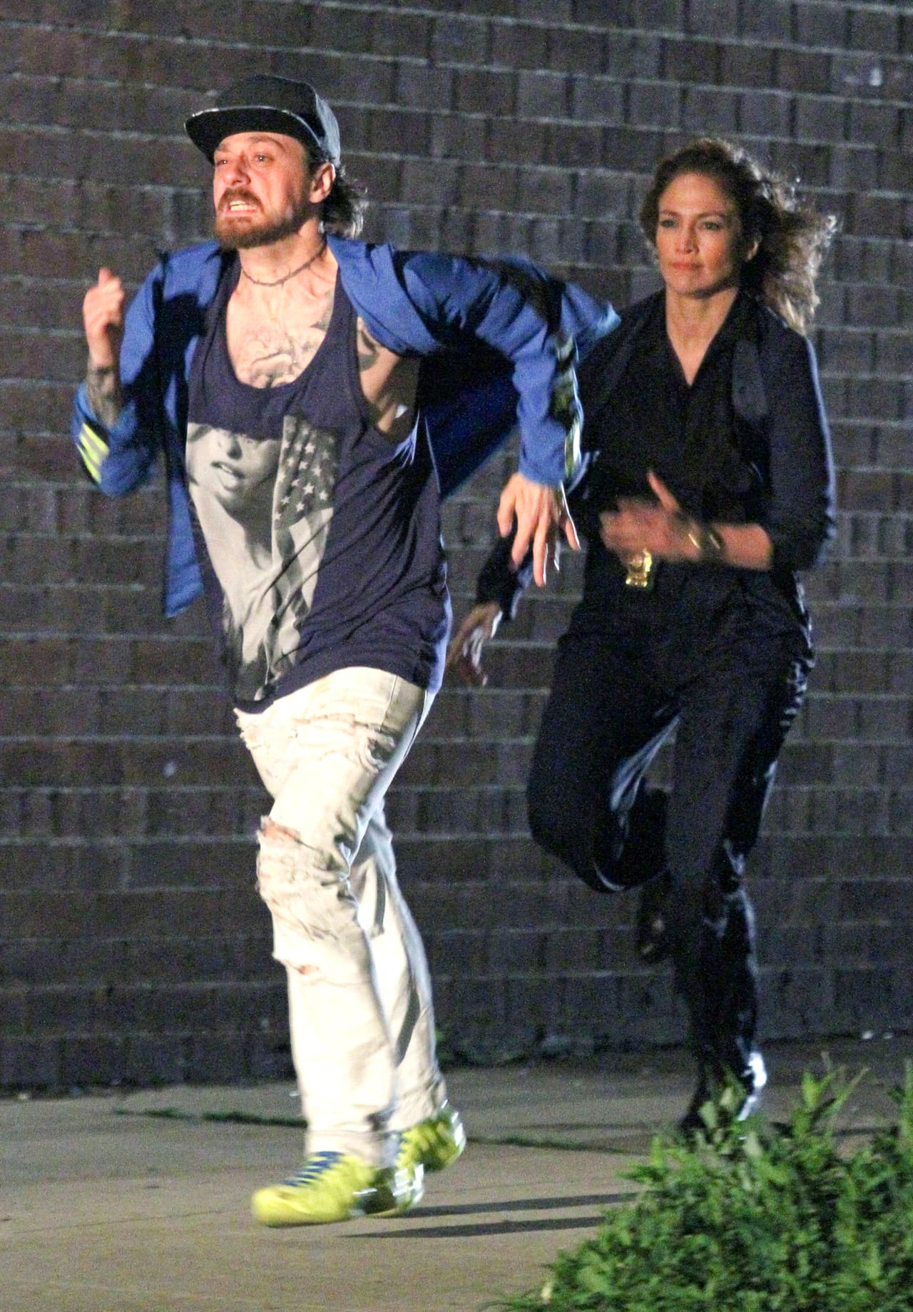 Y por eso, en esta escena tuvo que perseguir a un supuesto criminal.