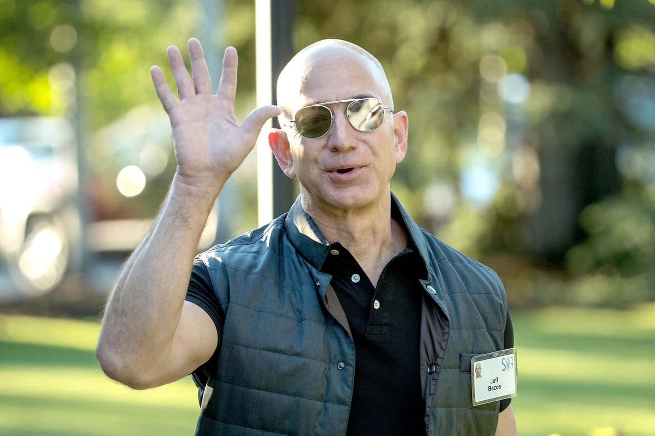 <b>Jeff Bezos</b>
<br>
<br>Fuente principal de riqueza: venta en línea.
<br>
<br>Patrimonio estimado en dólares de hoy: alrededor de 
<a href="https://www.forbes.com/forbes-400/"><u>201,000 millones</u></a>.
<br>
<br>Años: 1964 - presente.
<br>
<br>Fundó el gigante del comercio electrónico Amazon en 1994 en su garaje de Seattle y hoy lidera el comercio electrónico mundial. Aunque la pandemia de covid-19 ha devastado la economía de personas y países, los ingresos de su negocio crecieron un 38% en 2020. En 2018 la fortuna de Bezos superó los 150,000 millones de dólares y entonces fue considerado 
<a href="https://www.univision.com/noticias/dinero/estos-son-los-10-mayores-multimillonarios-del-mundo-y-el-primero-es-tambien-el-hombre-mas-rico-de-la-historia-fotos-fotos"><u>el hombre más rico de la historia</u></a>.
<br>
<br>El estadounidense es además propietario del diario The Washington Post y Blue Origin, una empresa aeroespacial que está desarrollando cohetes para uso comercial.
<br>