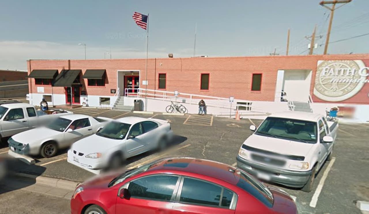 La policía le disparó a un hombre que desarmó a un presunto atacante en una capilla de Texas