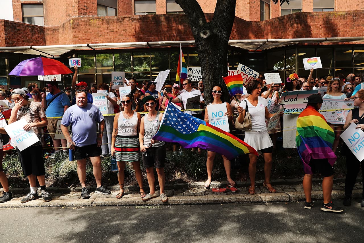 Lo que las mujeres y la comunidad LGBT esperan de Hillary Clinton