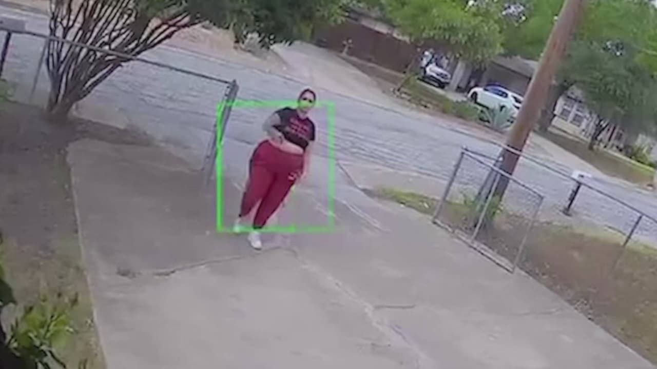 Captan en video a mujer disparando contra la casa de una pareja de la tercera edad en San Antonio