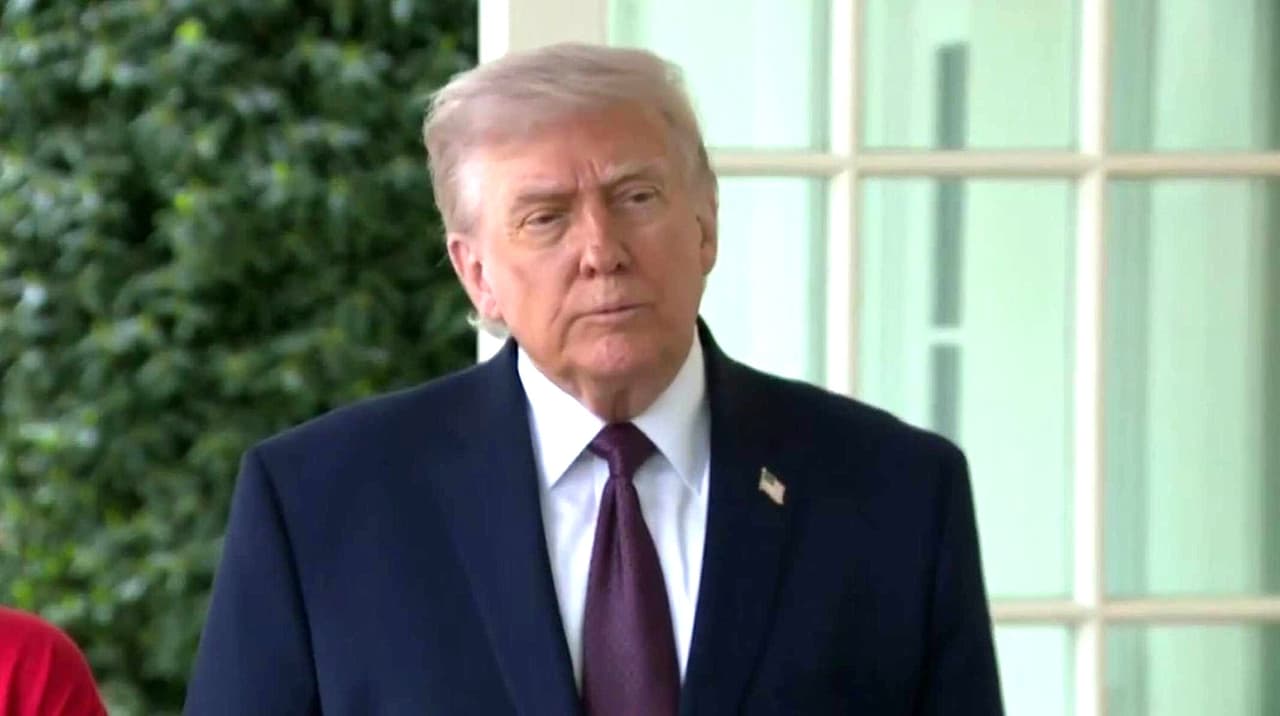 Trump despliega poderío militar en el Golfo Pérsico y rechaza disculparse con el papa León XIV