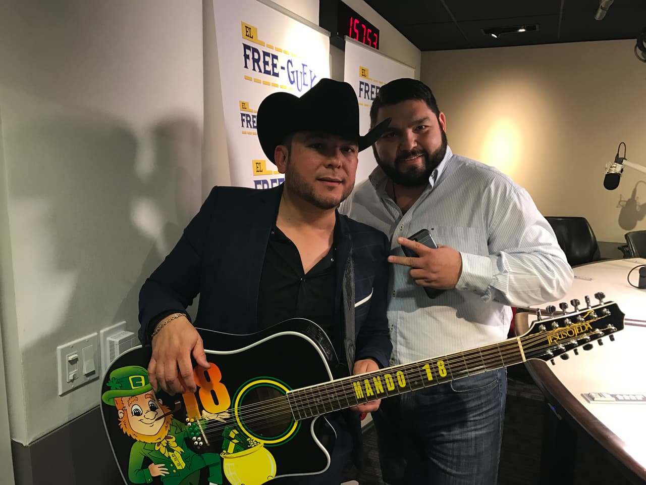 El Compa Ivan, El Tambochi y La Bronca se tomaron fotos, cantaron y hablaron de todo un poco con el compositor sinaloense.