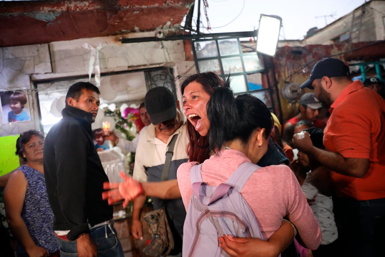 María Magdalena Antón, madre de la niña Fátima Cecilia, llora durante el funeral de su hija este lunes en el barrio de Tulyehualco en Ciudad de México. 
<a href="https://www.univision.com/noticias/criminalidad/justiciaparafatima-indignacion-en-mexico-por-el-asesinato-de-una-nina-de-7-anos">El cuerpo de la menor fue encontrado este fin de semana en una bolsa de plástico</a> sin órganos y con signos de tortura en la alcaldía Tlahuac, en el sur de la capital mexicana.