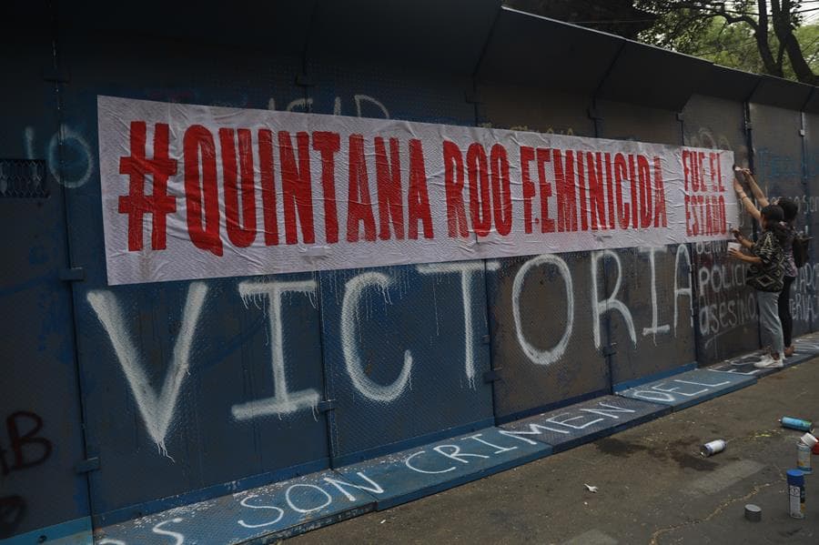 Las manifestantes en la Ciudad de México señalaron directamente a
<b>l estado de Quintana Roo como el responsable del asesinato de la migrante salvadoreña</b>. Además de la detención y procesamiento de los cuatro policías involucrados, por la tarde del lunes se informó que el director de la policía de Tulum, Nesguer Vicencio, había sido separado de su cargo.