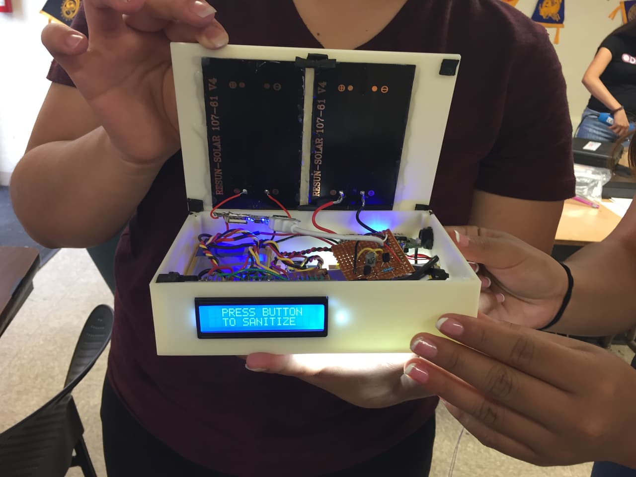 Las jóvenes trabajaron en el proyecto seis días a la semana, reuniéndose incluso durante los recesos de invierno y primavera.