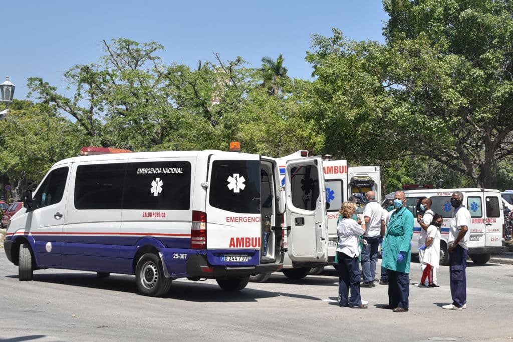 Equipos de emergencia, bomberos y militares se desplazaron a las cercanías del hotel Saratoga. Muchos curiosos se congregaron asimismo en los alrededores del edificio.