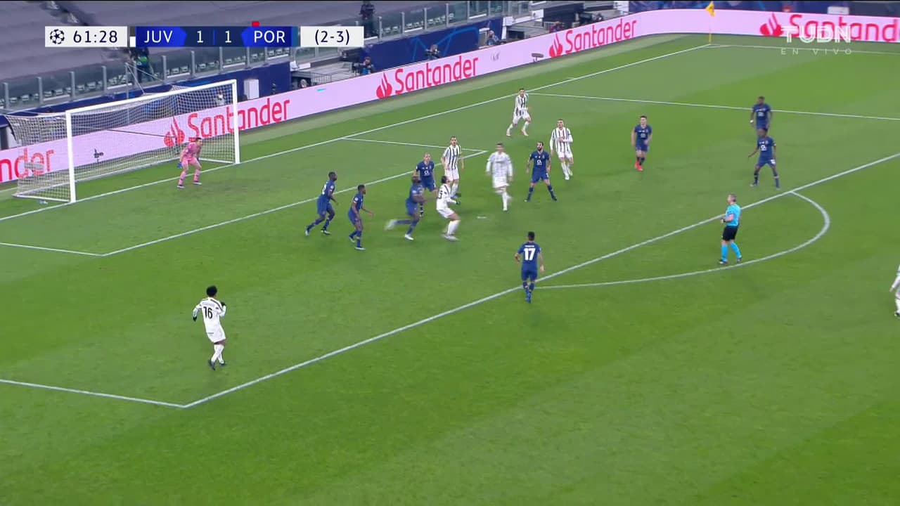 ¡TIRO ATAJADO! disparo por Cristiano Ronaldo.