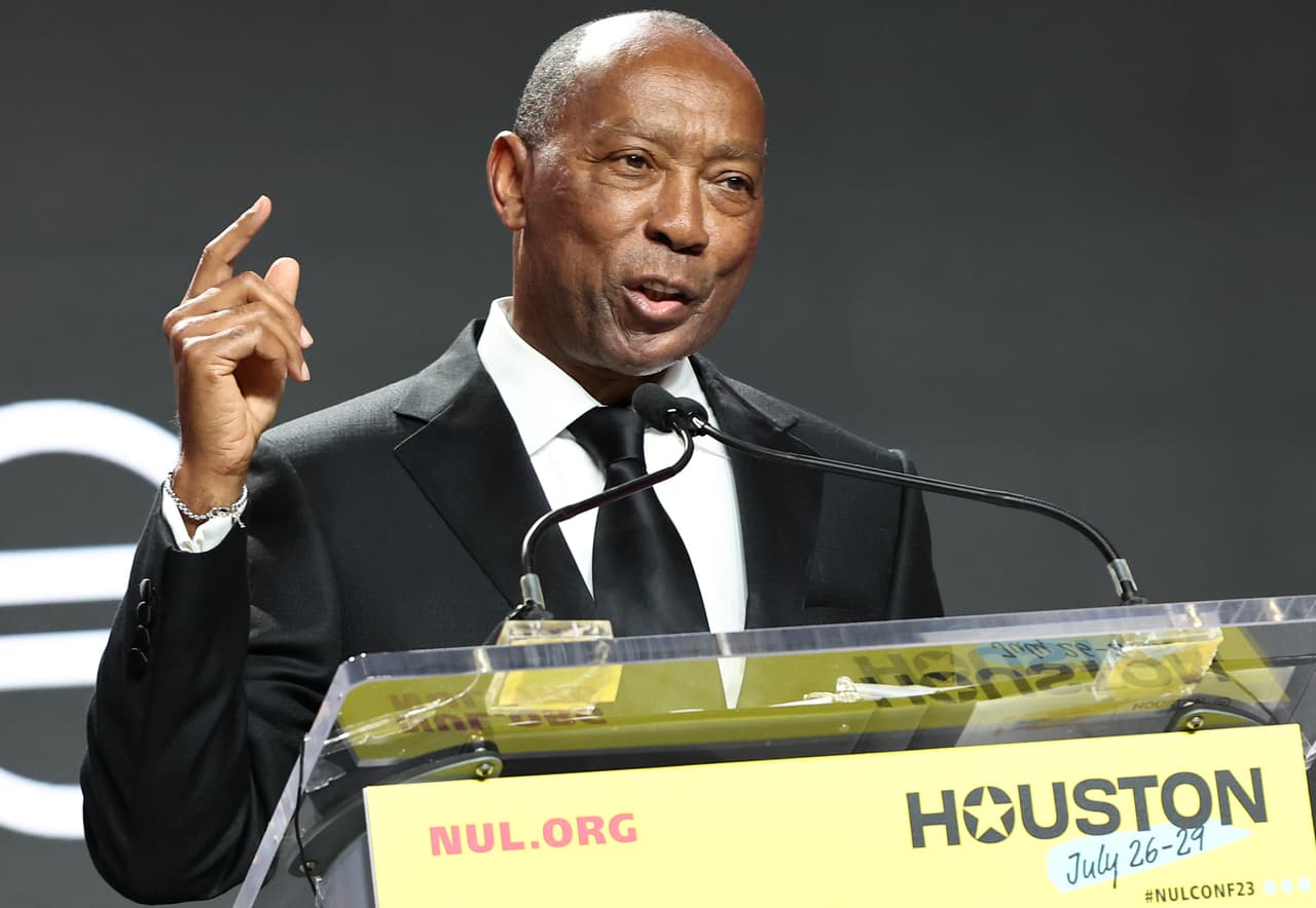 Rodney Ellis, Comisario del Condado de Harris: "Mi más sentido pésame a Ashley y a la familia Turner. Houston llora la pérdida de nuestro líder servidor, orgulloso hijo nativo, padre dedicado y querido amigo. 
<b>Gracias, Sylvester Turner por todo lo que diste de ti mismo para servir a Houston, Texas y esta nación.</b> Todos nosotros, el Pueblo, estamos mejor porque elegiste dedicarte a una vida de servicio público. También hiciste avanzar la lucha continua para que esta nación sea tan buena como su promesa de libertad y justicia para todos".