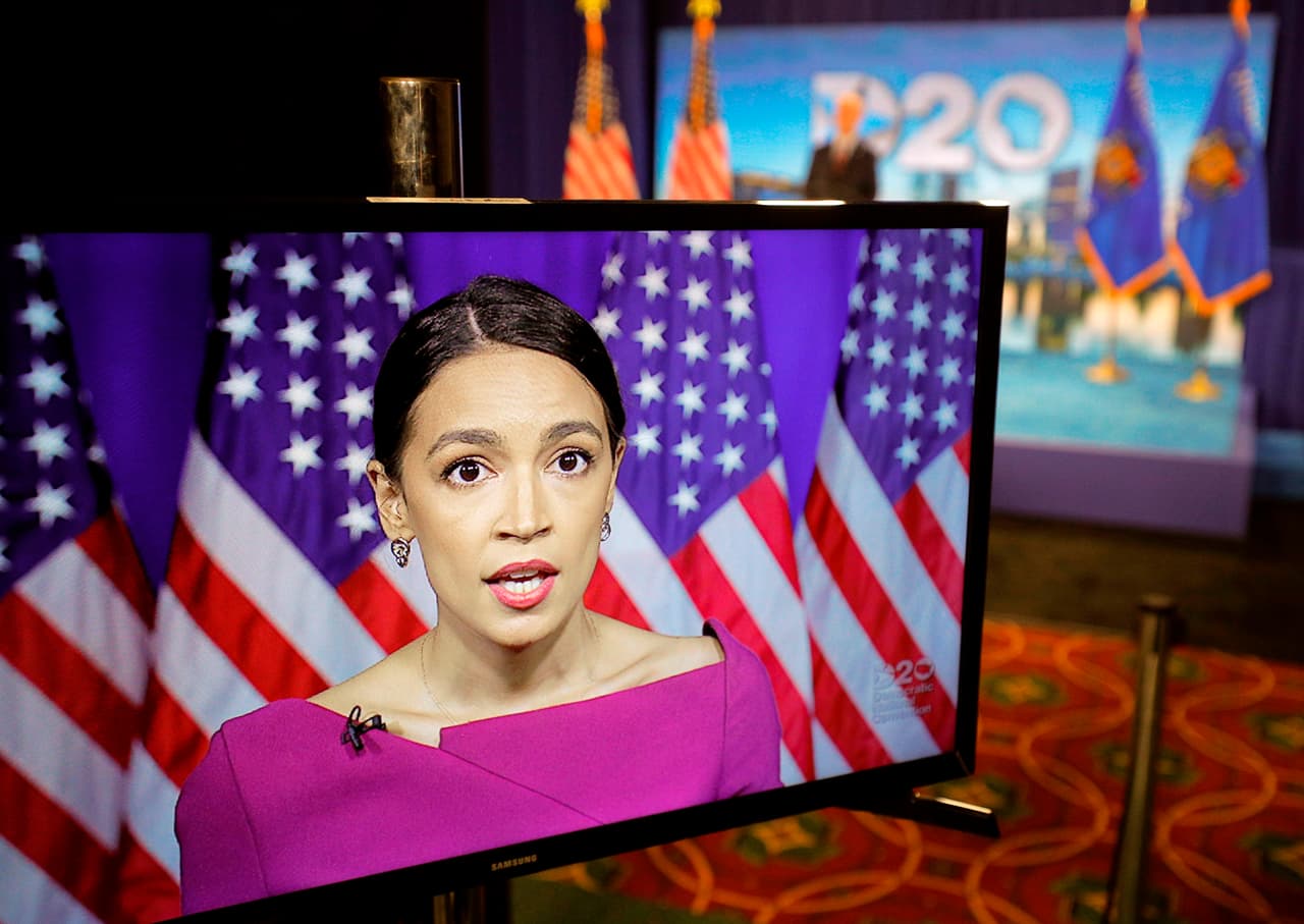 Ocasio-Cortez le recuerda al establishment demócrata las prioridades de quienes apoyaron a Sanders 
