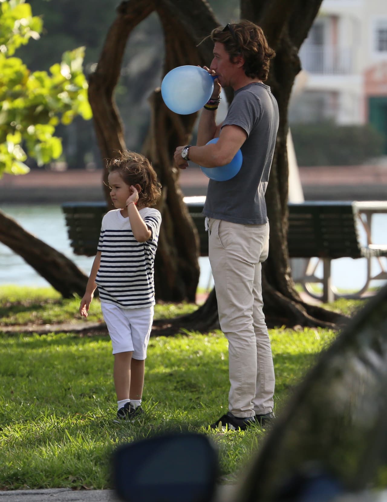 Nico usó unos shorts blancos y camisa a rayas.