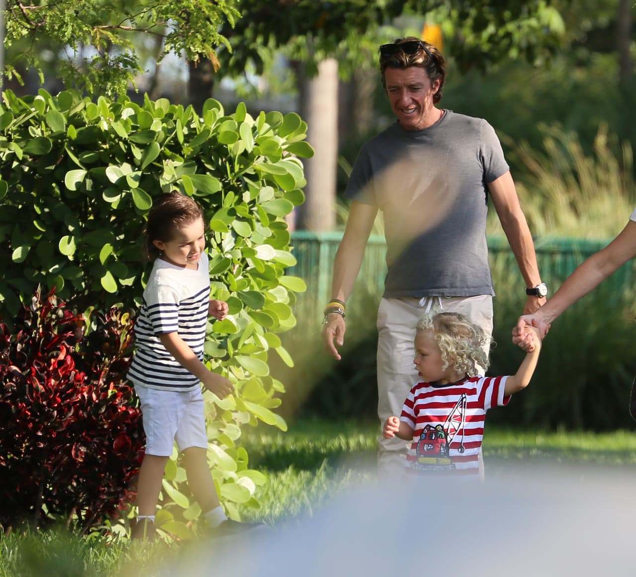 El pequeñín se puso a jugar con su papá y un amiguito.