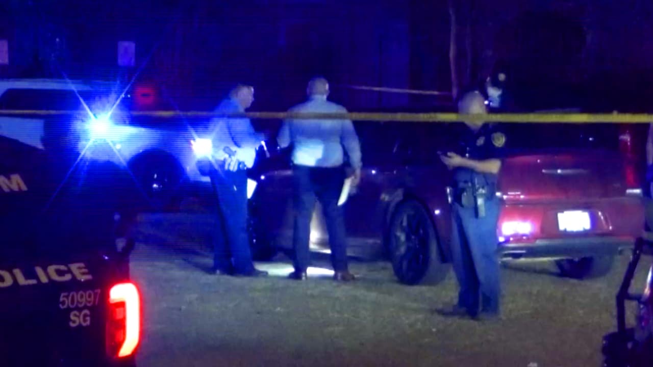 Descubren un hombre baleado en un carro y otro en la calle en el suroeste de Houston