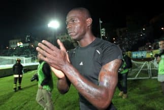 'Uno de los dos hombres que abordaron el desaparecido avión de Air Malaysia con pasaportes robados se parecía a Mario Balotelli', revelan las autoridades