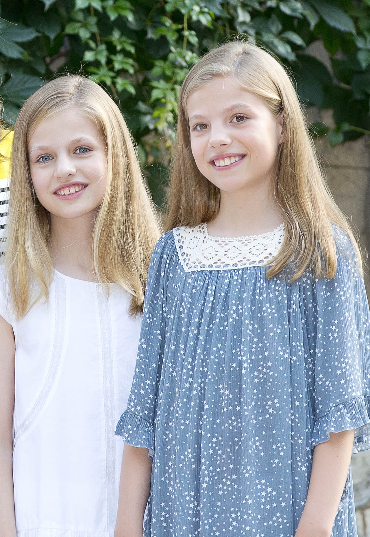 Sonrientes y amables, así describen los diarios españoles a las hijas de los soberanos en esta sesión de fotos.