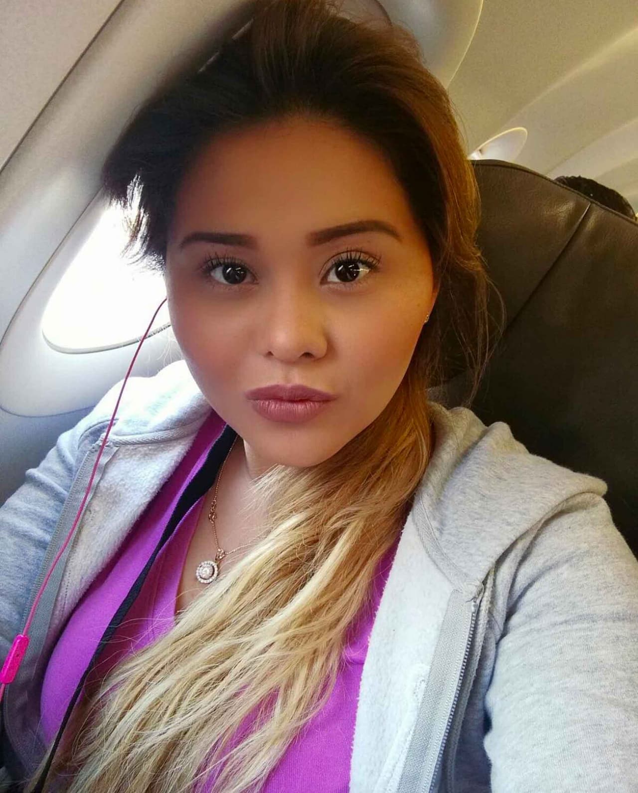 Pese que ‘Gomita’ no canta ni actúa ha logrado mantenerse en el medio. Para algunos de los fanáticos su obsesión con las cirugías plásticas la comparan con Lyn May.