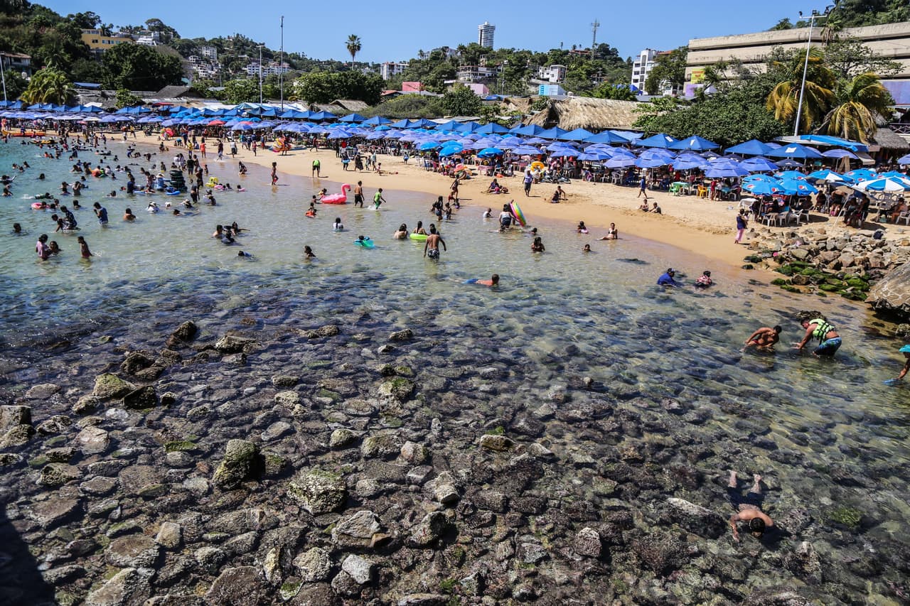 Las rocas del mar quedaron expuestas en playas como Caleta, Caletilla y en zonas de el Revolcadero, aunque los turistas no suspendieron sus actividades.
<br>