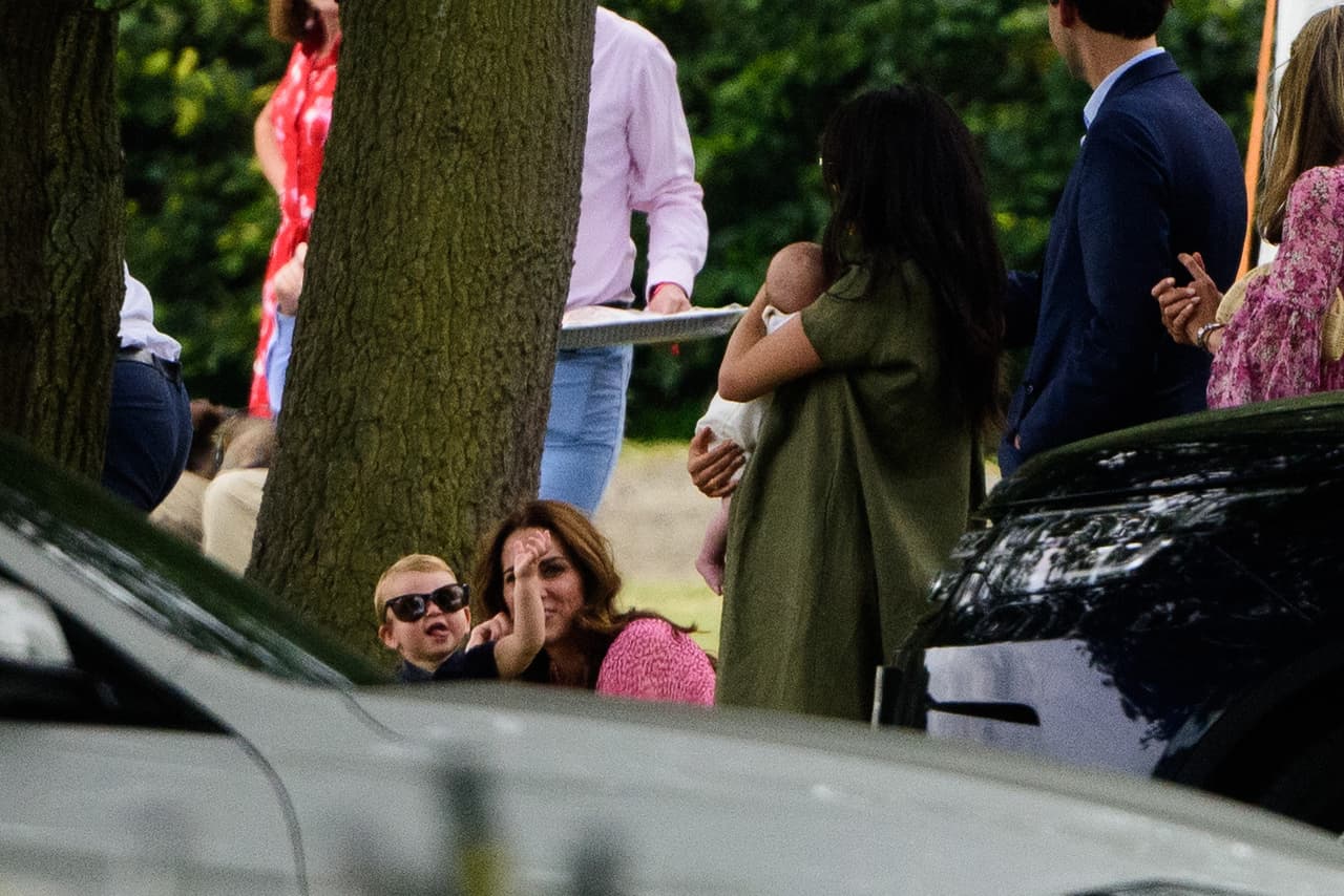 Las mujeres compartieron una sonrisa cuando el príncipe Louis, de un año, se puso las gafas de sol de su madre.