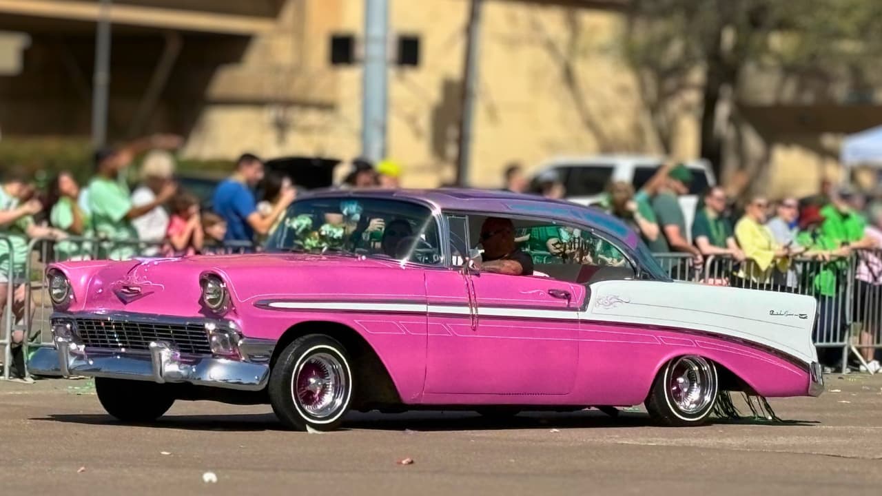 <h3 class="cms-H3-H3">Más que autos, una expresión cultural </h3>
<br>Para los miembros de la comunidad lowrider
<b>, estos autos son más que simples vehículos: son obras de arte en movimiento. </b>Cada diseño refleja
<b> la historia, identidad y creatividad de su dueño.</b> El legado también es generacional: muchos introducen a sus hijos en este mundo desde pequeños, iniciándolos con bicicletas lowrider personalizadas.