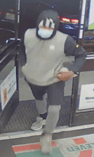 Según las autoridades, el ladrón en estos casos mostró un arma de fuego para llevarse el dinero de las tiendas de la cuadra 1300 de 2nd Street, la cuadra 700 de H Street y la 7400 de Georgia Avenue.