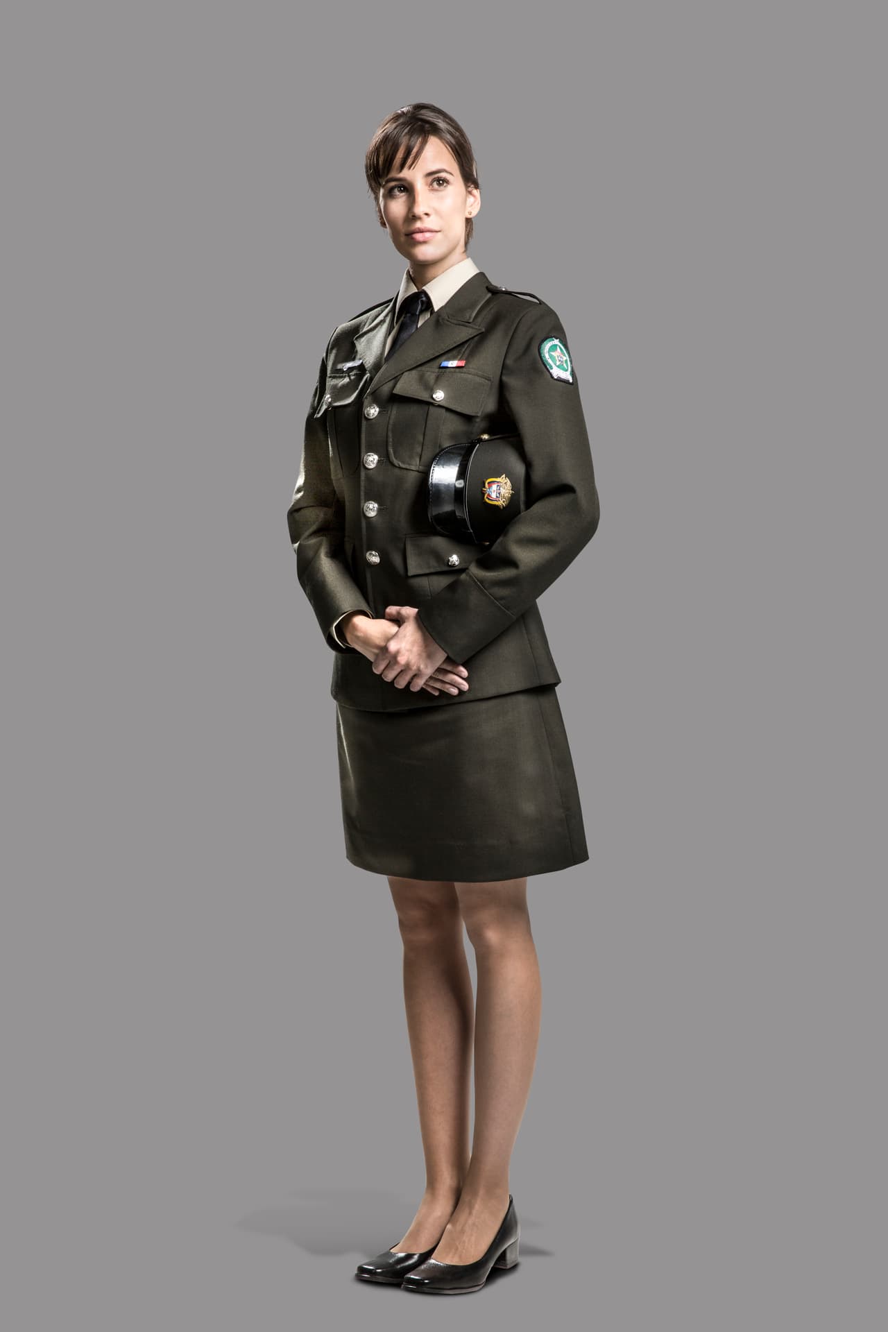 Atractiva mujer que haempezado a hacer carrera como suboficial de la policía.