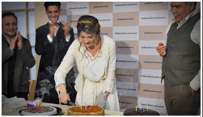 El día de su cumpleaños la producción la apapachó con un pastel de cumpleaños en medio de las grabaciones de la serie.