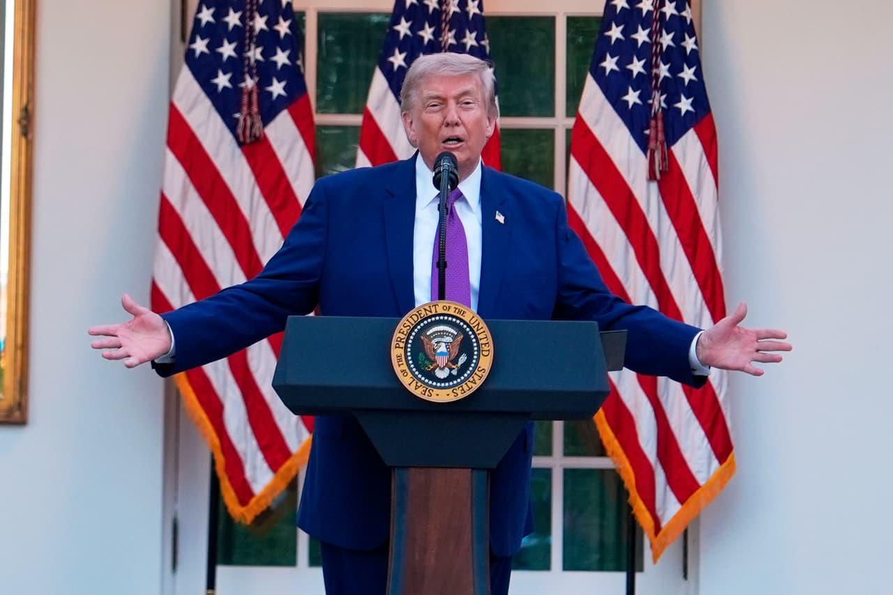 Donald Trump durante una intervención pública desde la Casa Blanca. En 2017 se convirtió en el 45.º presidente de Estados Unidos y en 2025 regresó al cargo para un segundo mandato no consecutivo.