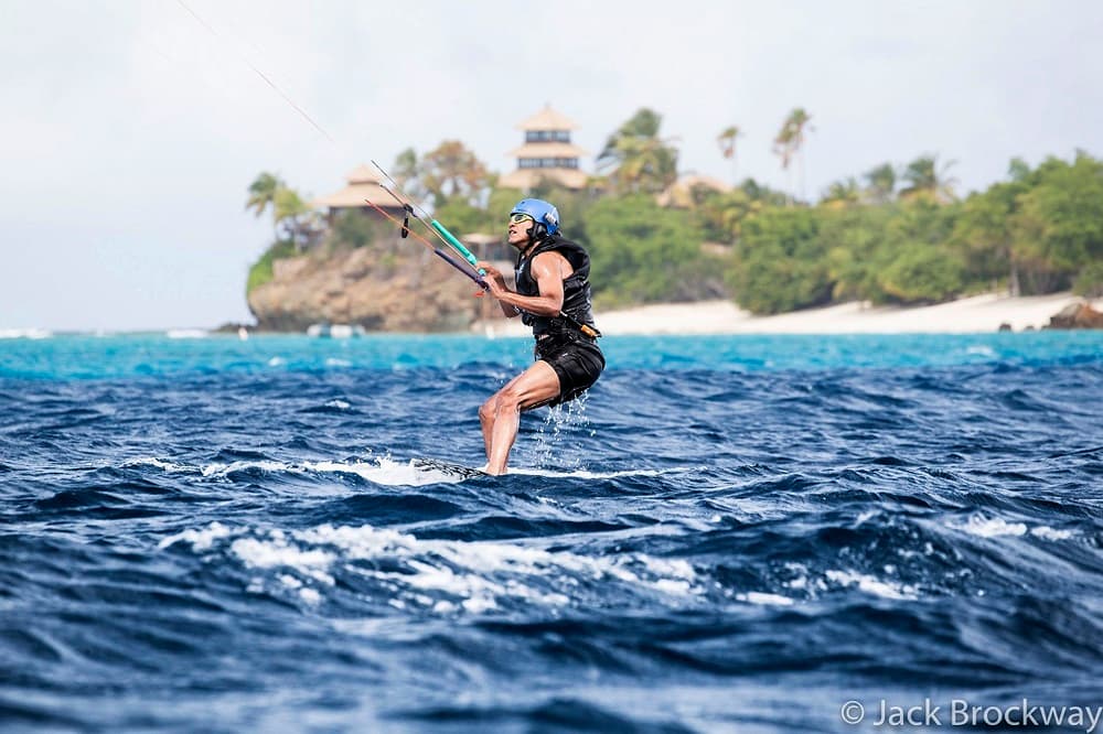 El expresidente Barack Obama hace "kite surfing" durante sus vacaciones en las Islas Vírgenes Británicas tras dejar la Casa Blanca. Se desconoce la fecha exacta en la que fueron tomadas las imágenes que fueron publicadas el 7 de febrero.