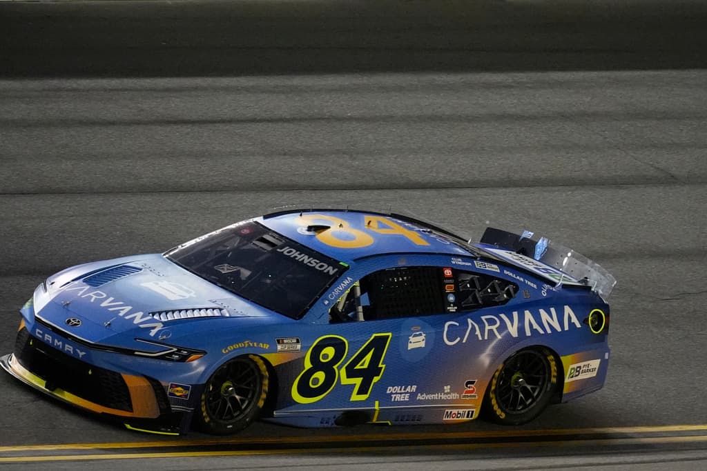 <b>La tensión antes de la última vuelta. </b>Plano dramático de los líderes disputando posición en las últimas millas. Rostros concentrados, autos tocándose levemente y la posibilidad de un accidente múltiple latente. La fotografía resume la intensidad que caracteriza los finales impredecibles de Daytona.