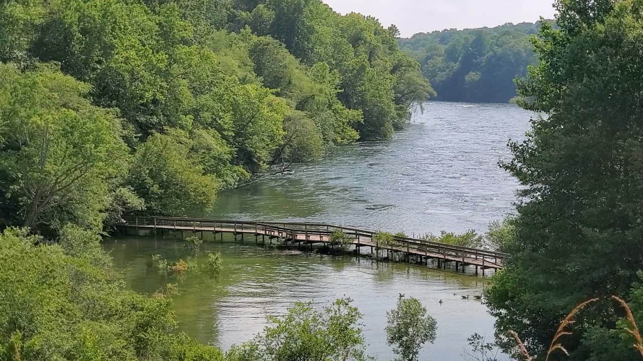 El sendero serpentea a través de varias áreas del parque, junto con la costa del lago y las orillas del río Chattahoochee.