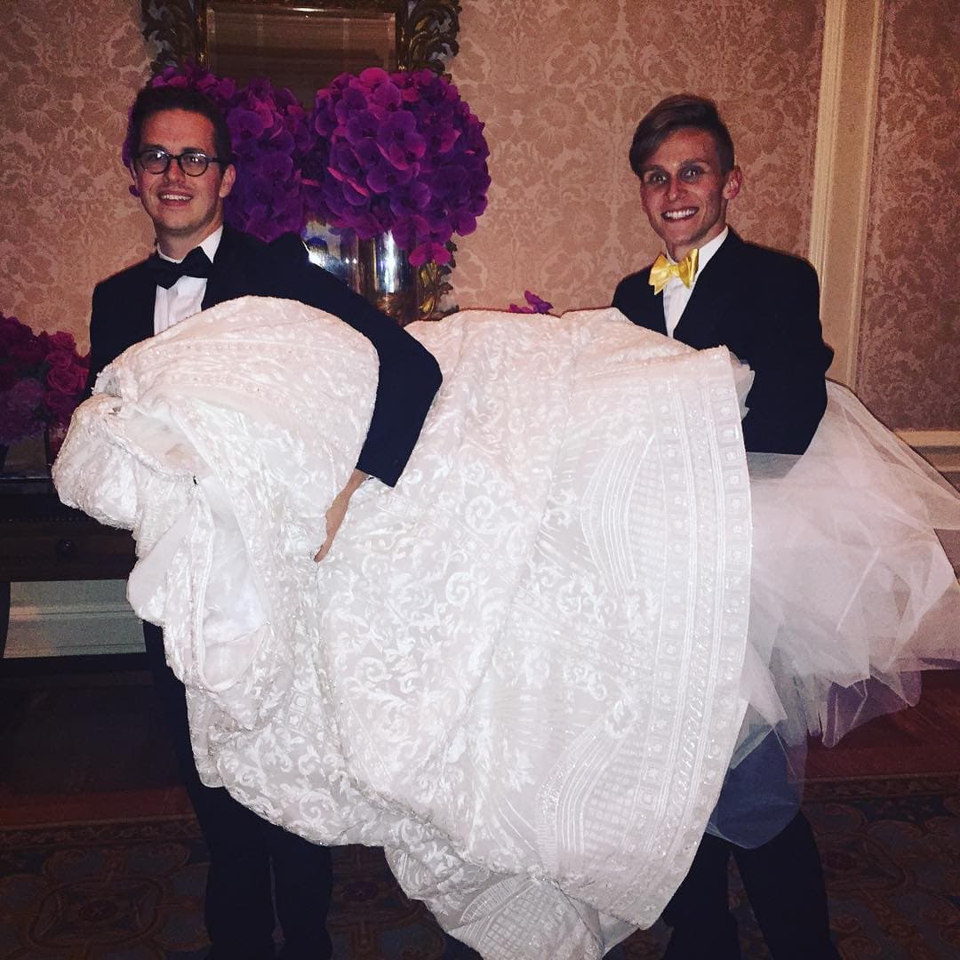 Tras la ceremonia, la novia se puso cómoda para bailar.