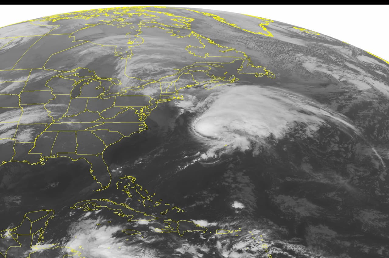 Kate ya es huracán pero se aleja de la costa de EEUU