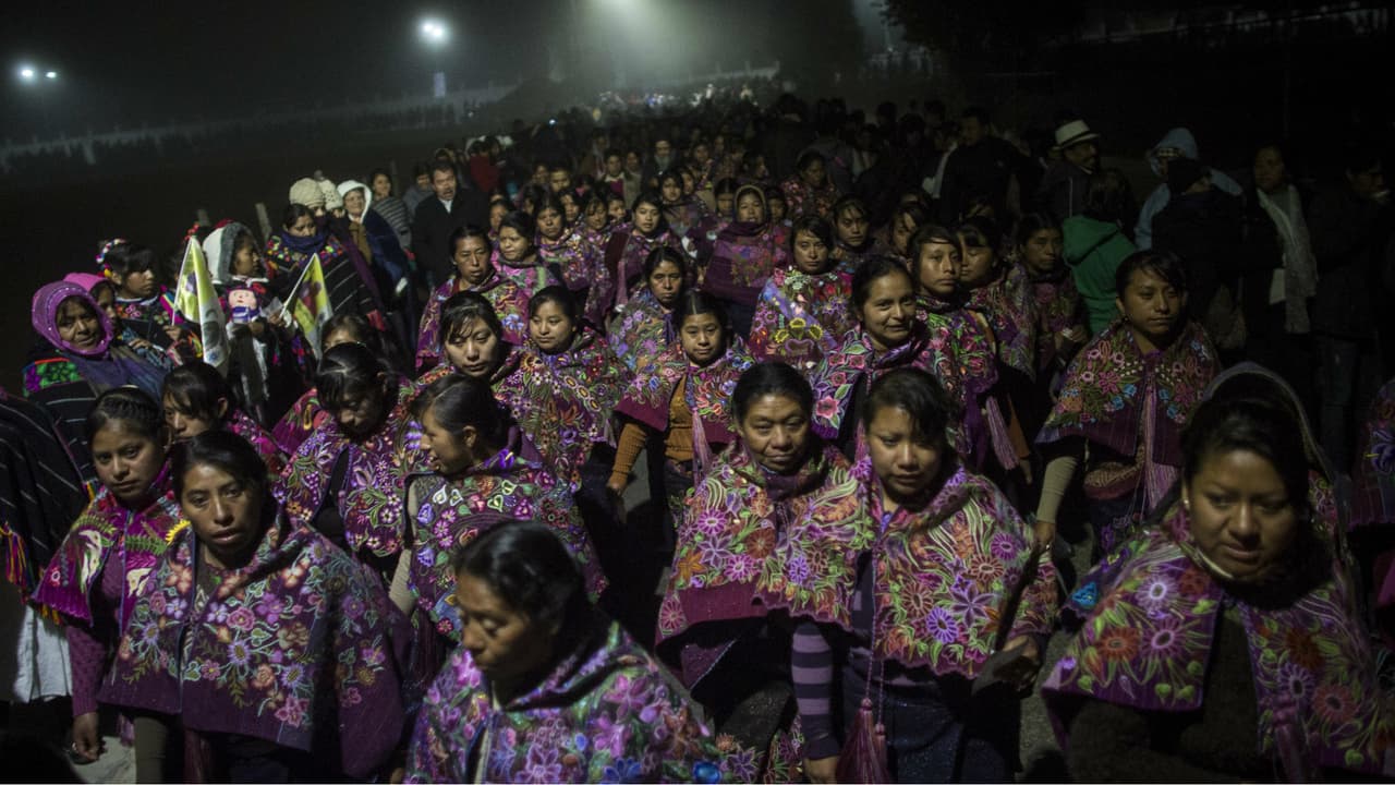 Personas indígenas iban vestidas con coloridas indumentarias que representaban su comunidad.