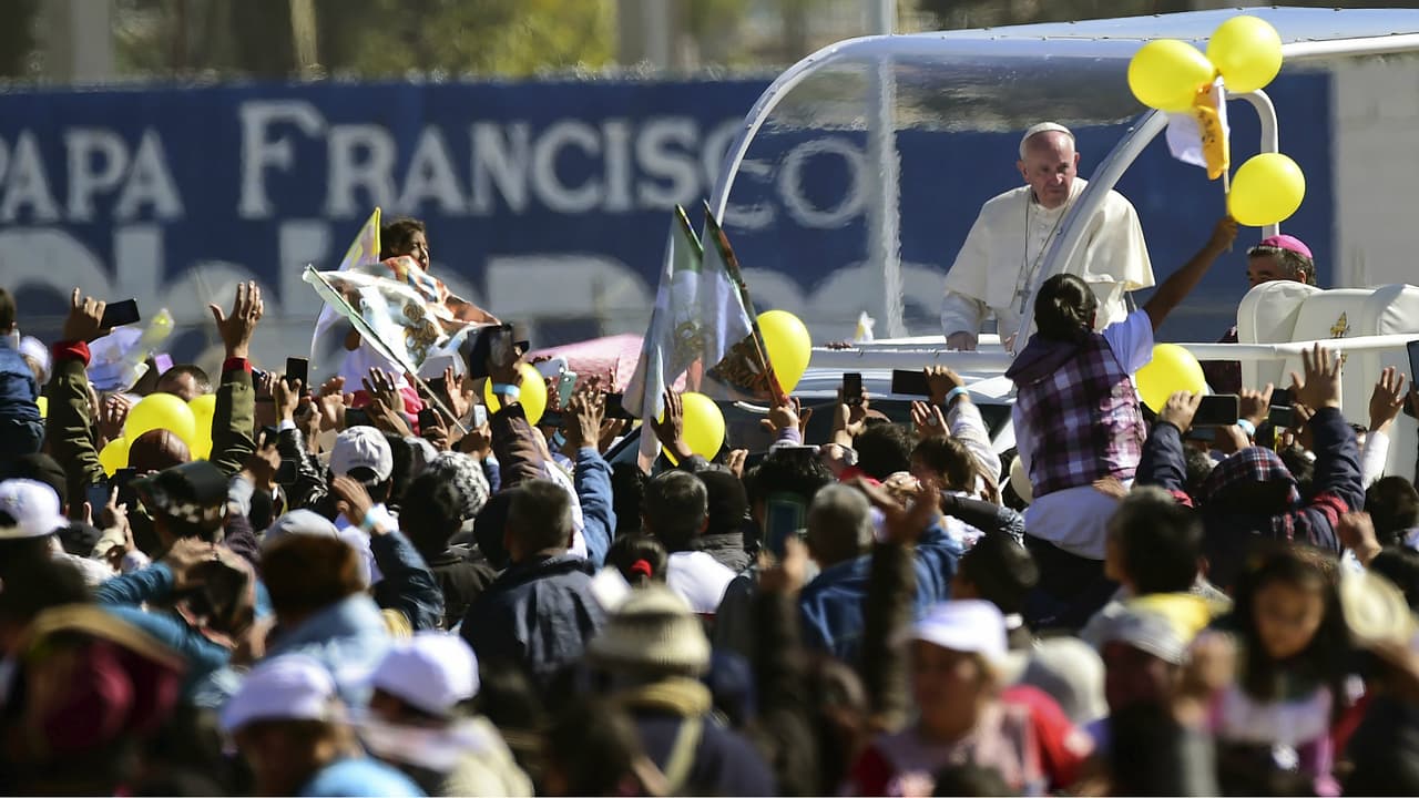 Al llegar al aeropuerto, el Papa Francisco fue trasladado a San Cristobal de las Casas en helicóptero y ahí hizo su recorrido en el papamóvil para bendecir a los fieles que lo recibieron.