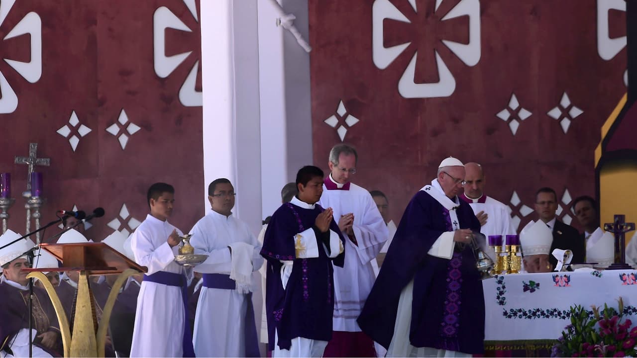 El Papa Francisco estuvo acompañado de obispos y diáconos indígenas que hicieron lecturas en lenguas originarias.