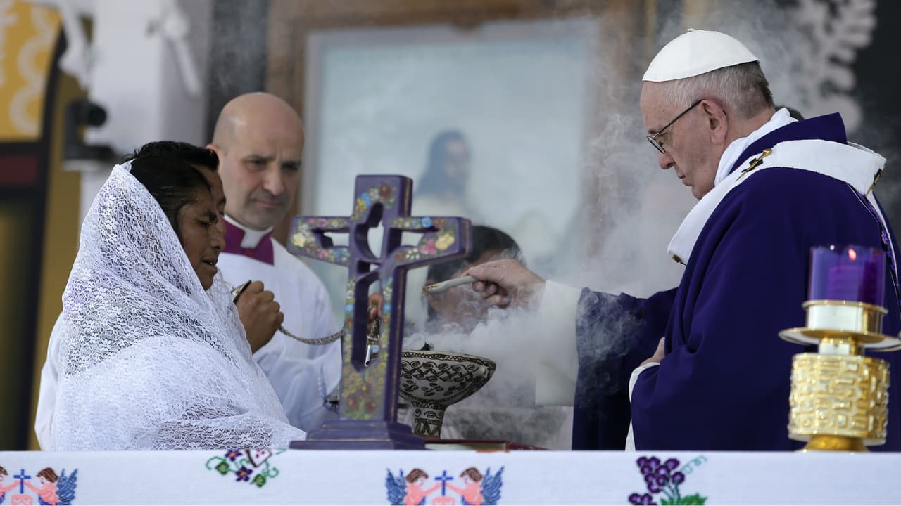 En la homilía, el Papa Francisco incluyó ornamentos y elementos indígenas como la 'Danza de los fieles'.
