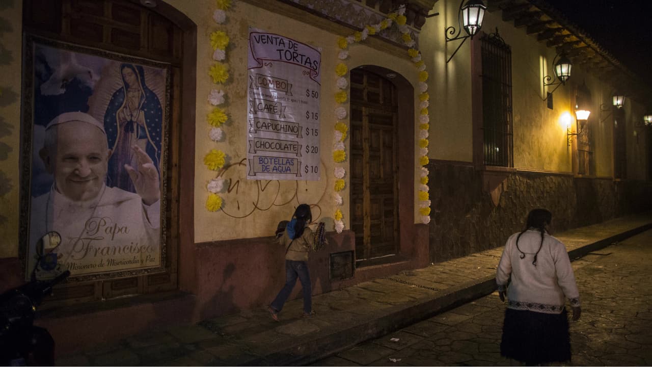 Desde muy temprano, los habitantes de San Cristobal de las Casas, Chiapas, se preparaban para la llegada del Papa Francisco.