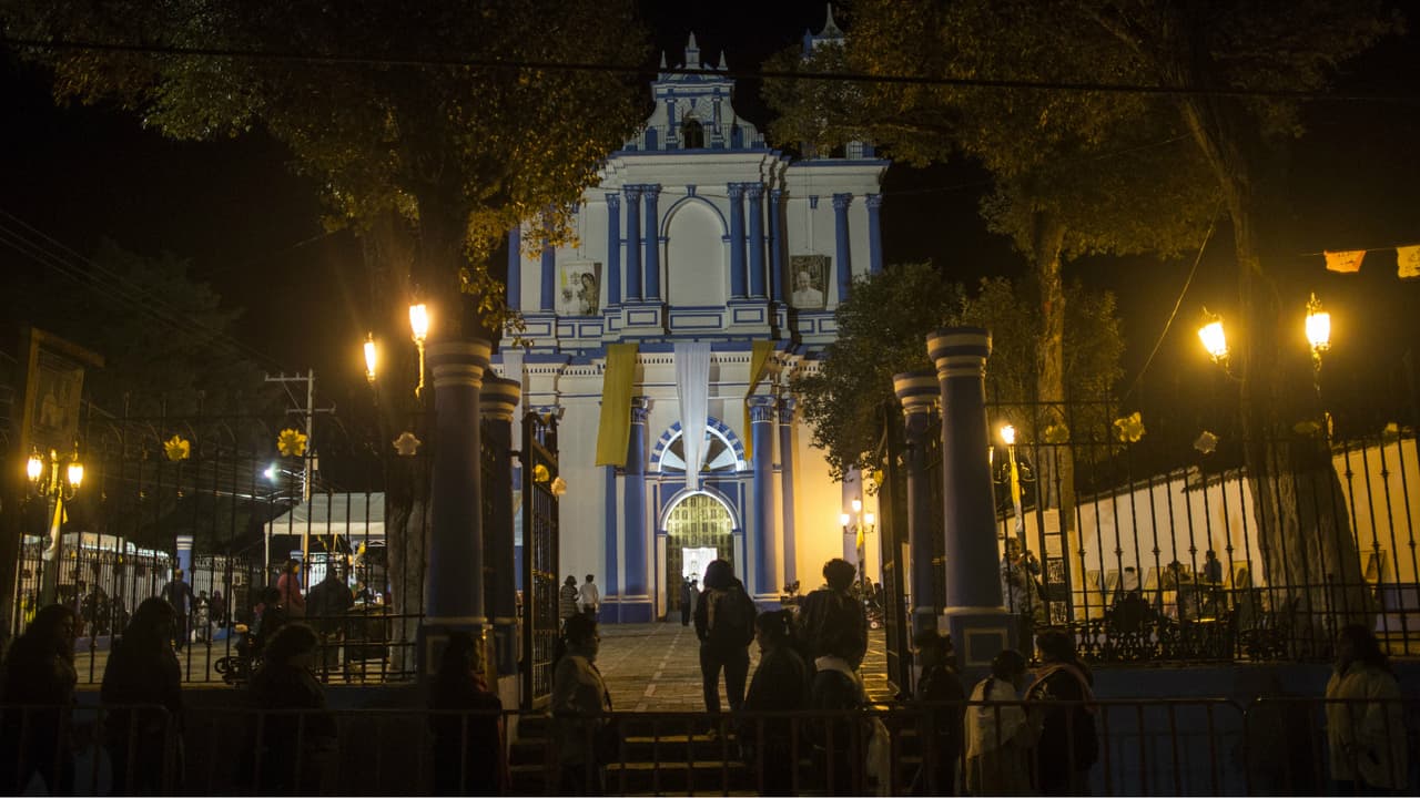 Las calles, las casas y las iglesias del lugar fueron adornadas con los colores de la bandera del Vaticano.