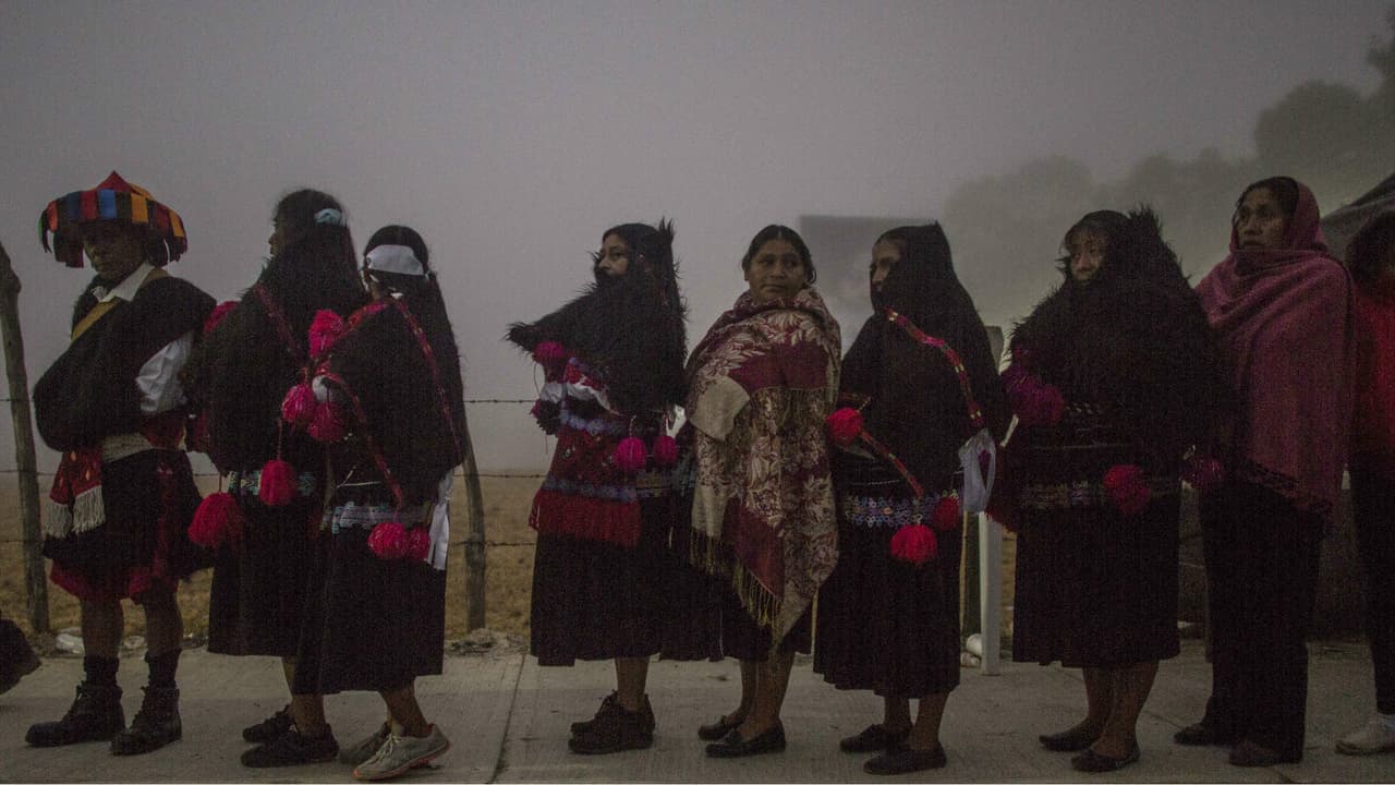 A pesar de las bajas temperaturas, cientos de personas de diferentes comunidades indígenas esperaban entrar al Centro Deportivo Municipal.
