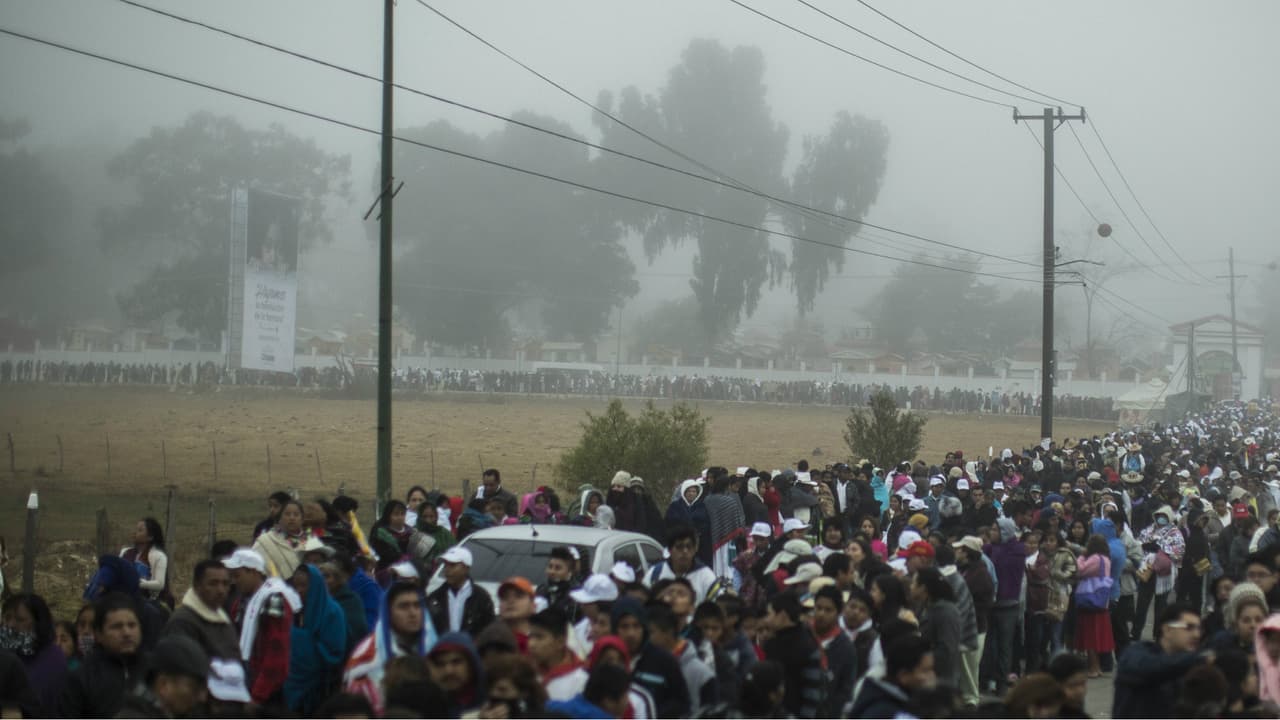 Largas filas de personas esperaban ver al Papa Francisco en la misa especial para los indígenas.