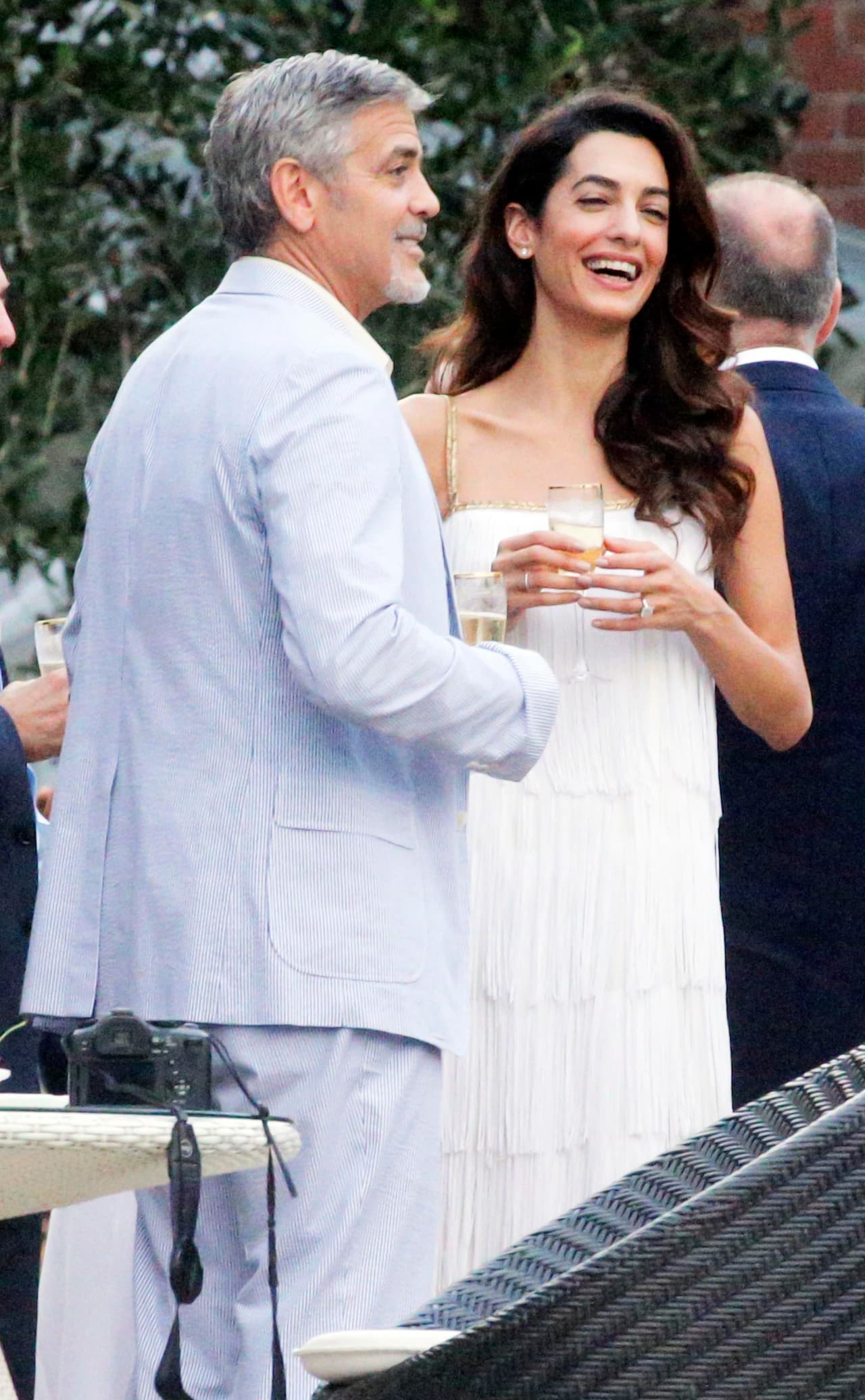 Ella también tenía copa en mano, lo cual nos hace pensar dos veces si está o no encinta.