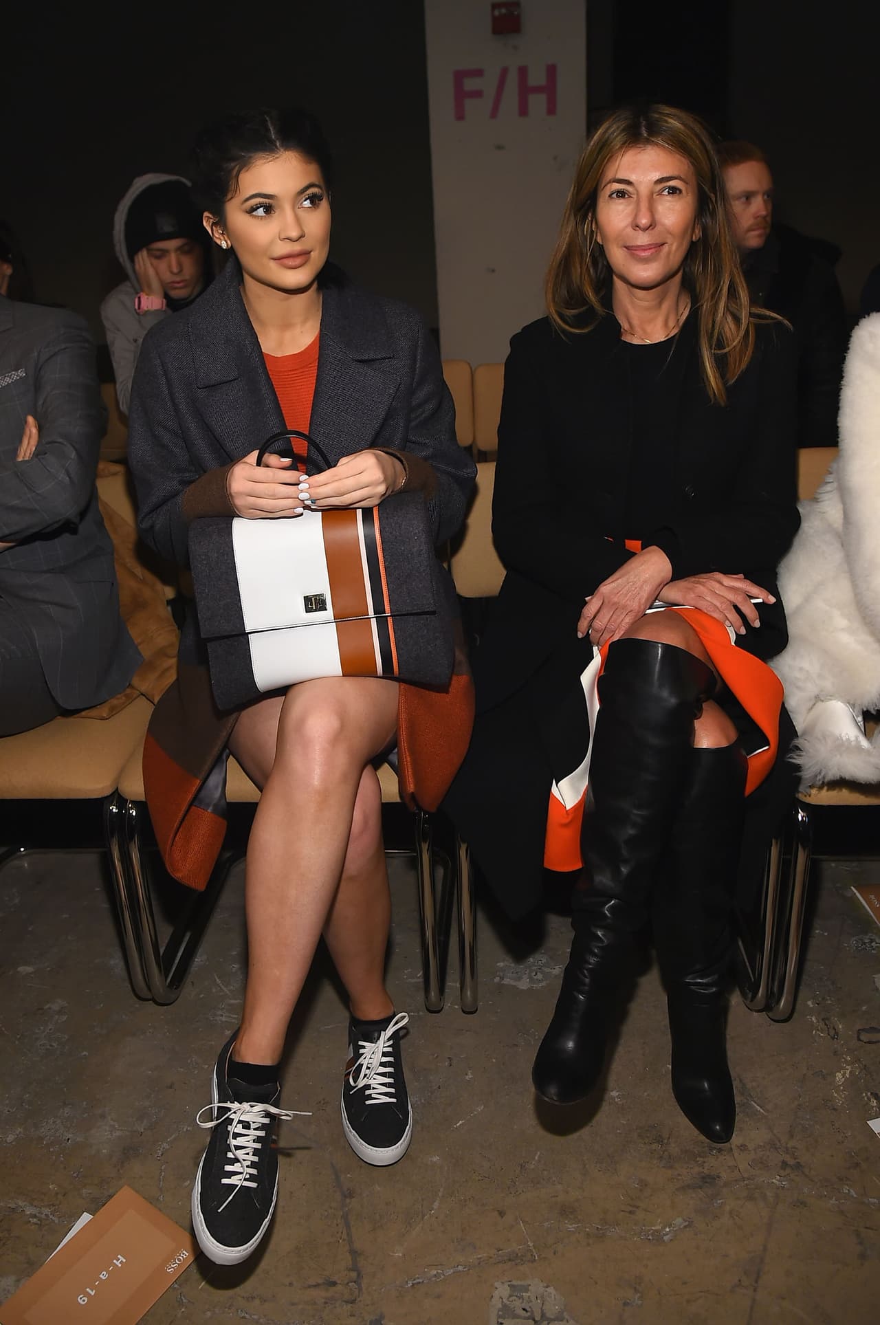 En febrero de este año la modelo y empresaria Kylie Jenner fue vista con el mismo atuendo en las primeras filas del desfile orquestado por la casa Hugo Boss para presentar su colección de ropa femenina en el marco del New York Fashion Week.